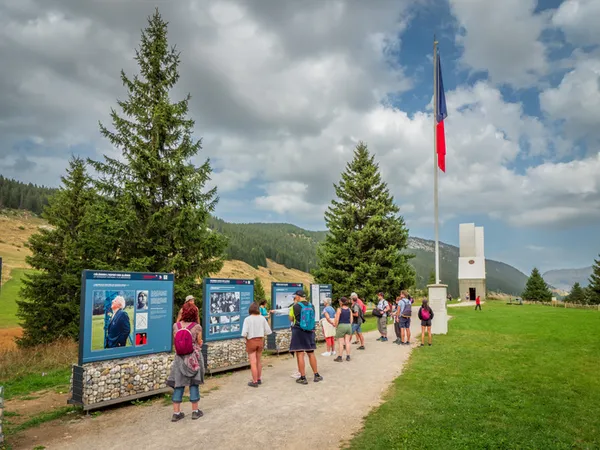 Exposition "Célébrer l’esprit des Glières. Le Monument national à la Résistance" au plateau des Glières
