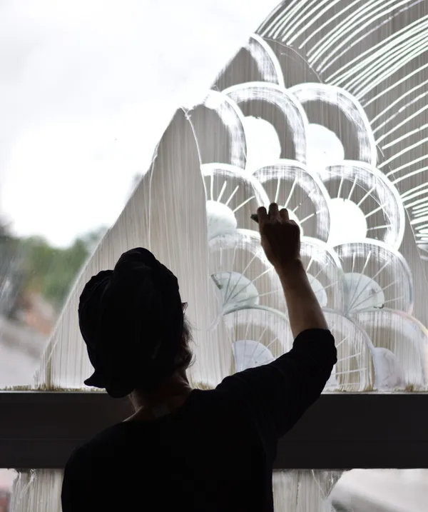 Performance: fresque au blanc de Meudon