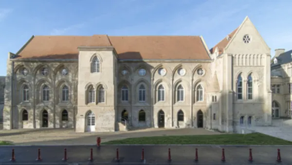 Levez les yeux ! Visite guidée : du palais ducal à l'Artothèque