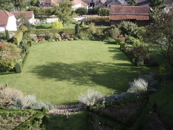 A la découverte d'un jardin remarquable, en abord d'une église classée parmi les monuments historiques.