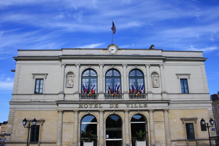 L’HÔTEL DE VILLE : UN TÉMOIN DES TRANSFORMATION DE LA PLACE