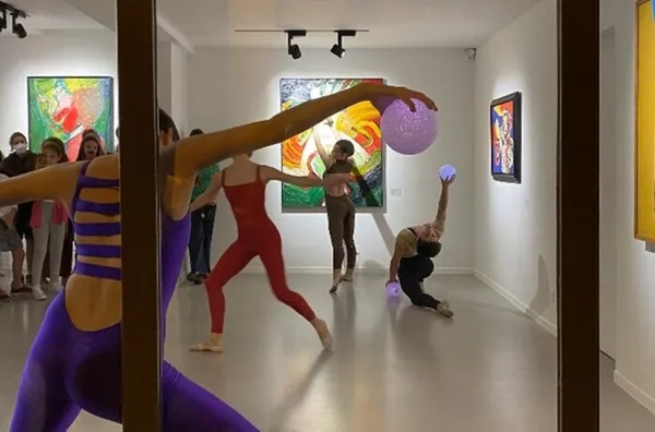 Quand la couleur prend corps : Performance dansée