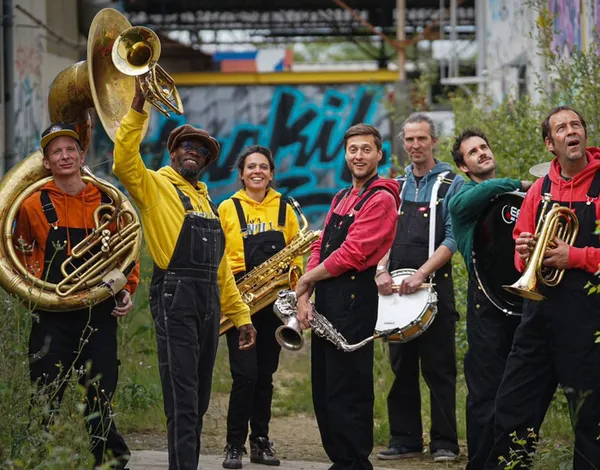fanfare BUZZ IN BRASS SYNDICATE