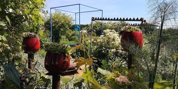 Un jardin éco-insolite autour d'un potager fantaisiste, coloré et poétique / rencontre entre art et nature