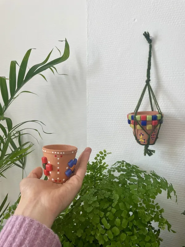 Atelier créatif : customisation de pots en terre et fabrication de suspensions en macramé