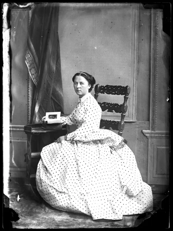 Exposition "Crinoline, coiffe normande et pantalon, les femmes et leurs vêtements à travers la photographie,1840-1920"