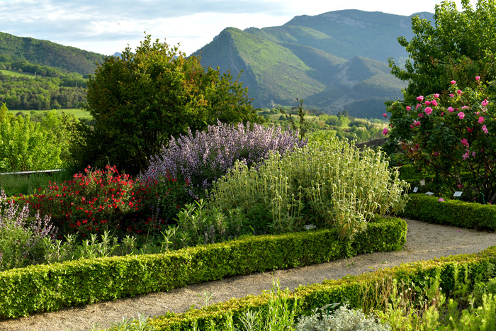 Découverte à l'aveugle des plantes, Conte et spectacle déambulatoire dans les jardins.