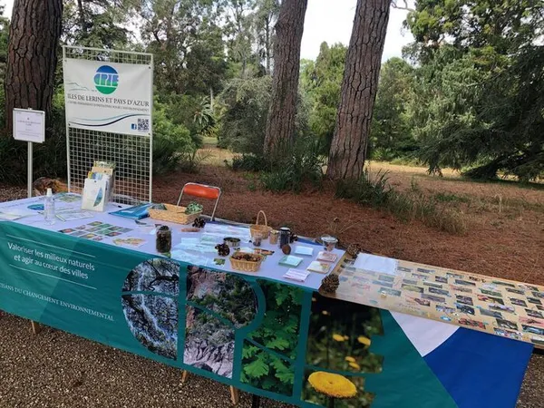 Stand animation jeunesse CPIE des Iles de Lérins et Pays d'Azur - Les 5 sens au jardin