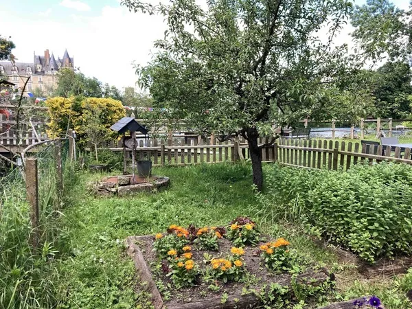 jardin monastique au bord du Loir avec vue sur château