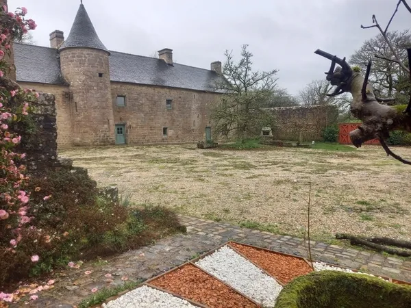 Exposition et massifs autour du regard dans le jardin