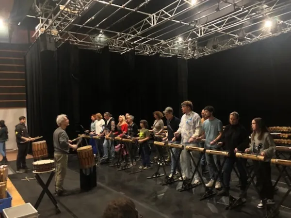 Atelier de percussions sur des instruments en bambous