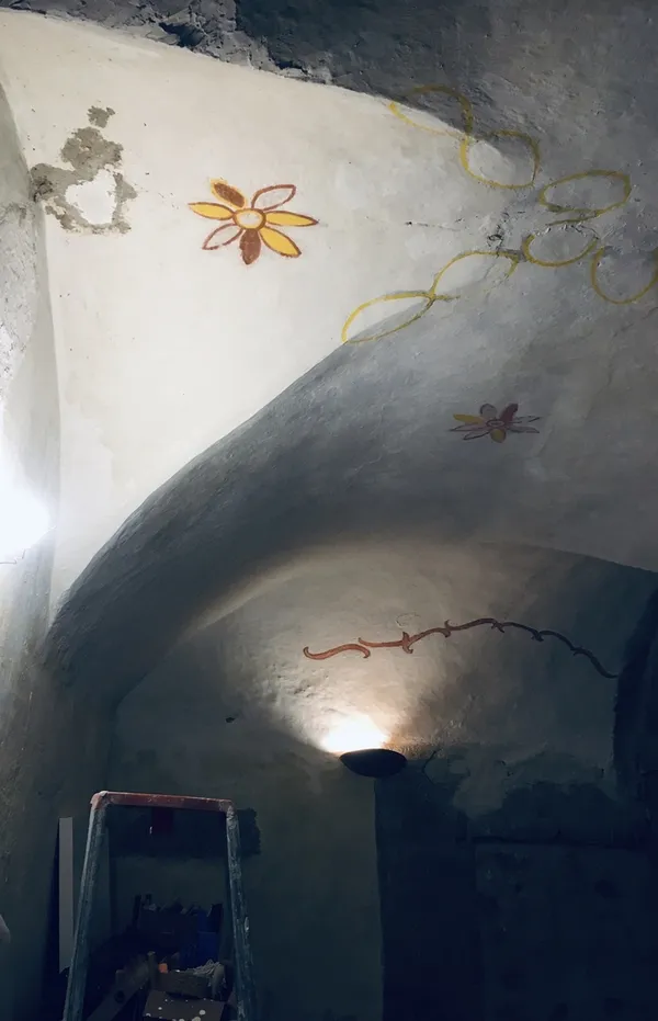 Visite d’atelier voûté orné de peintures anciennes