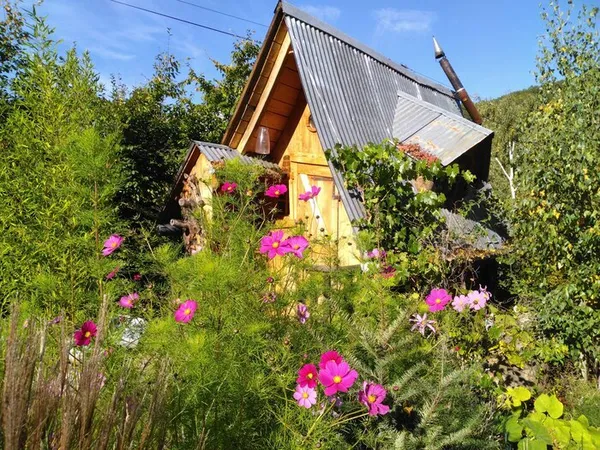Découverte d'un jardin d'agrément au milieu des champs