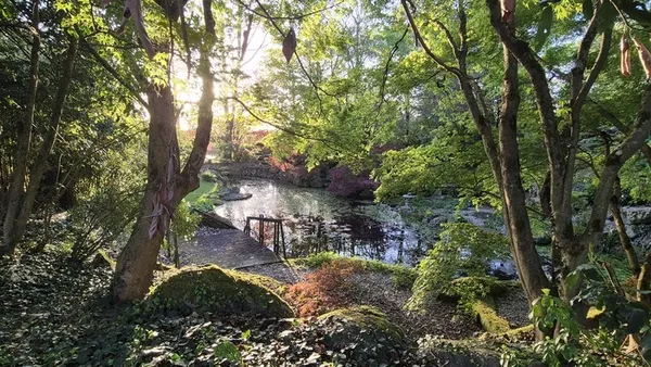 Le Jardin de Jeanot : Un parc aménagé dans un cadre naturel  avec des sensibilités orientales, provençales autour de plusieurs plans d'eau