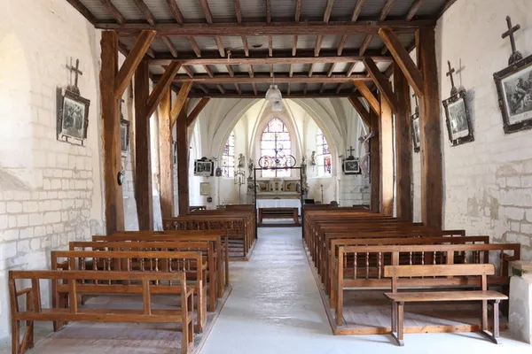 Découvrez un magnifique gisant dans une église romane