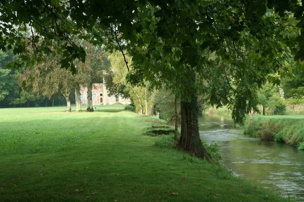 Visite libre du parc et de ses monuments : le nymphée et le pavillon XVIIe siècle.