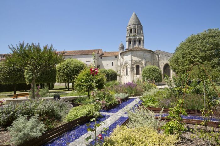 Visite-atelier "Jardin sensoriel à l'Abbaye-aux-Dames, la cité musicale : secrets des plantes médicinales et comestibles"