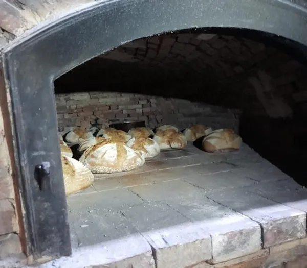 Fabrication et cuisson de pain au levain dans le four à pain