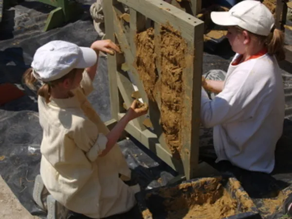 Levez les yeux ! Ateliers torchis et pans de bois, mettez la main à la pâte  au château de Crèvecœur !