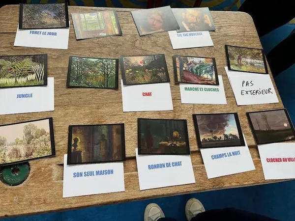 Découverte des tableaux de la mairie musée avec la table de montage mash'up, animation proposée par un groupe de collégiens