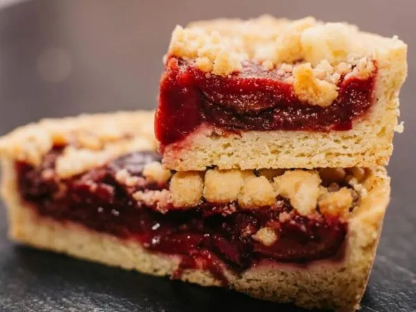 CRUMBLE AUX POMMES, FRAISES ET RHUBARBE