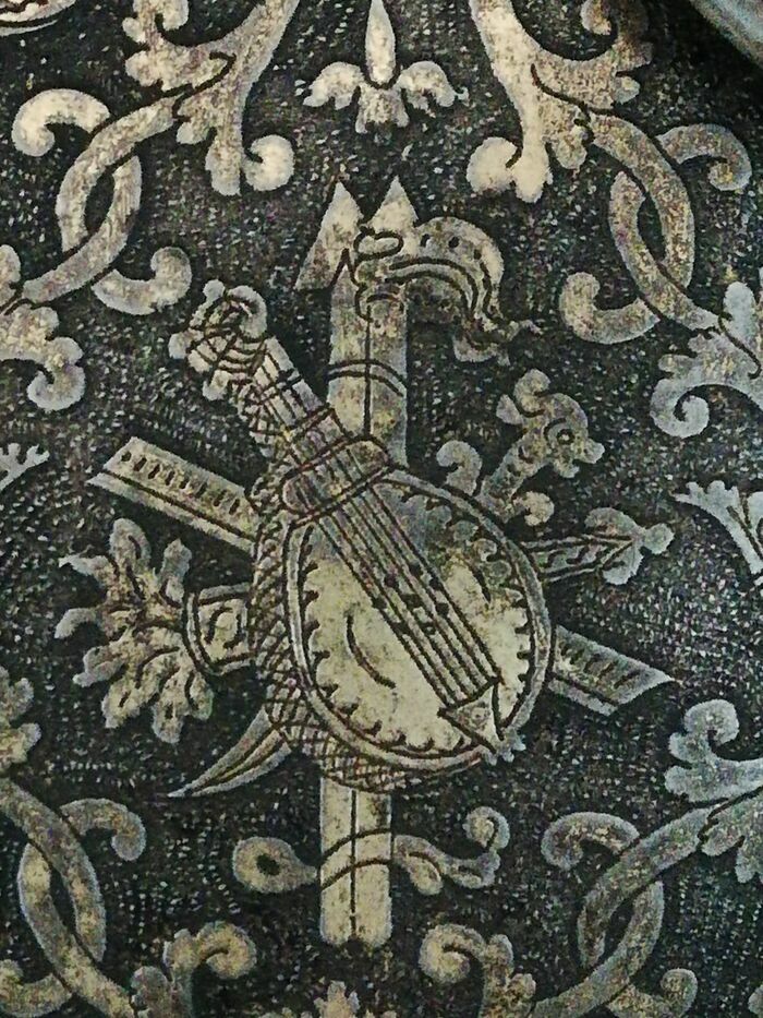 Éveil musical en famille dans l'exposition "Chefs-d’œuvre ! Armures de la collection des princes de Sedan