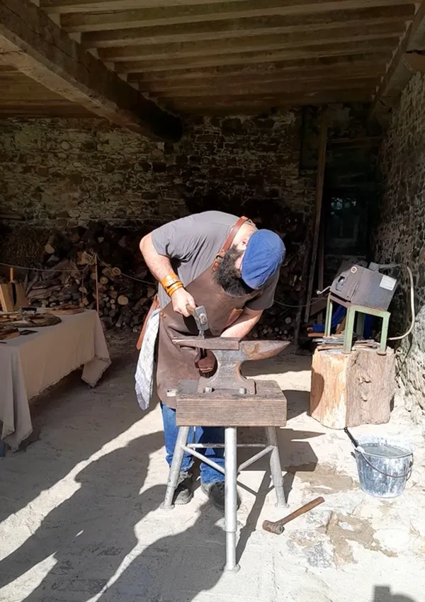 Démonstration : découverte de deux savoir-faire ancestraux, le travail du fer et du bois