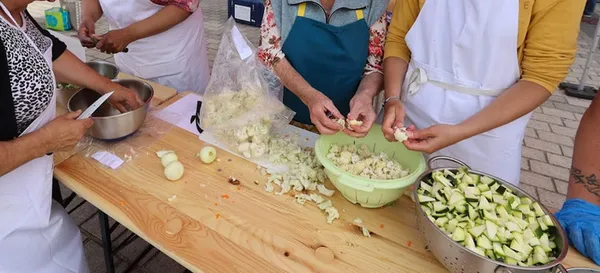 CUISINE ET REPAS PARTAGE AVEC LA MAIN A LA PÂTE