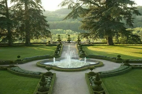 Découverte de jardins à thème servant d'écrin à un château du XVIIIe siècle.