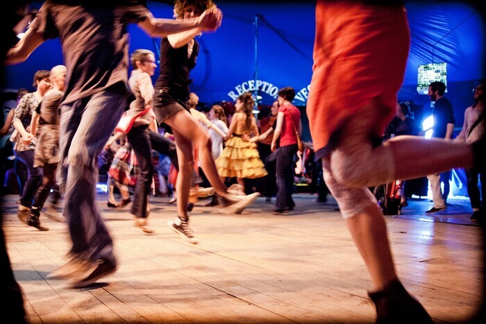 Le Bal où l'on écoute la musique avec les pieds