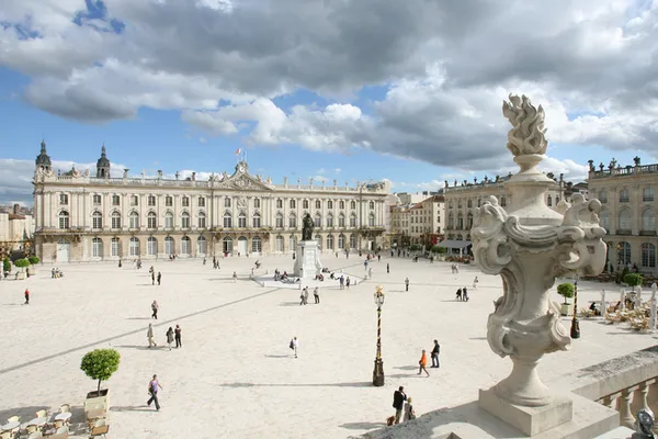 Laissez-vous guider dans un hôtel de Ville et ses espaces du XVIIIᵉ siècle
