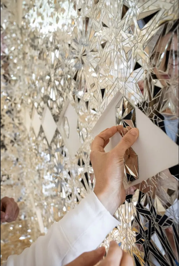 Compléter le miroir : atelier participatif de mosaïque de miroirs