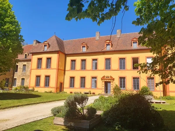 Visite des expositions et du Château de Sainte Colombe-en-Auxois - ARCADE Design à la campagne