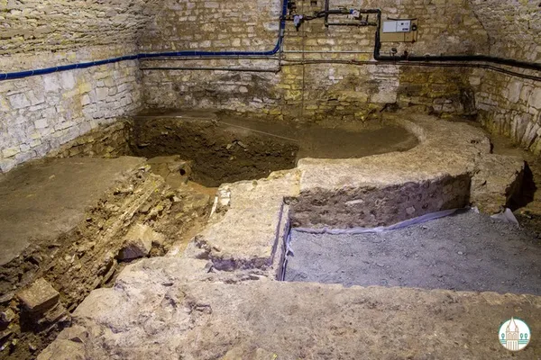 La salle de l'absidiole et la crypte de l'église abbatiale