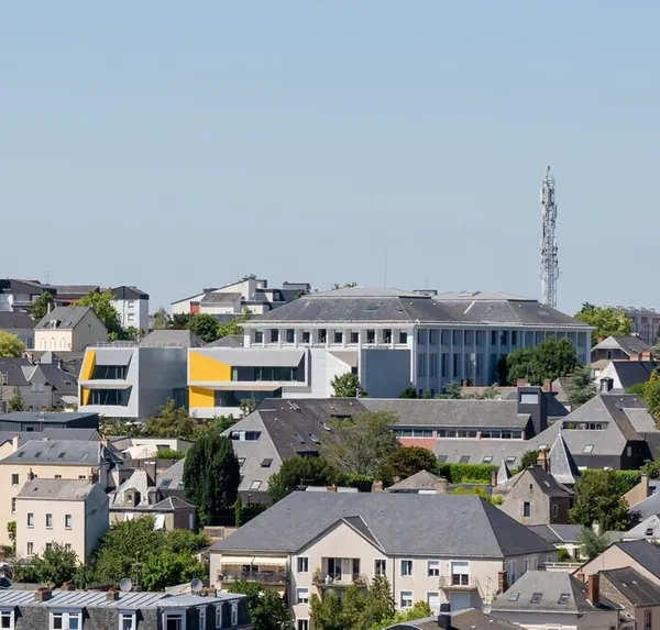 RÉINVENTER UN BÂTIMENT : LE CHANTIER DU 40