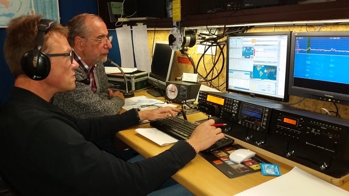 Démonstrations autour d'une station radio émission / réception sur onde courte.