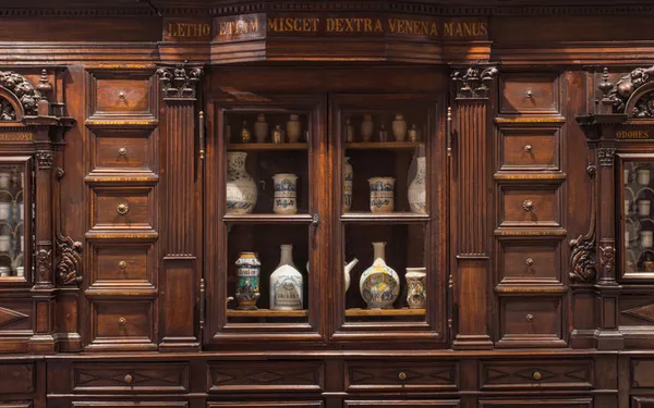 Visite "Mon précieux": Un meuble d'apothicaire du XVIIe siècle