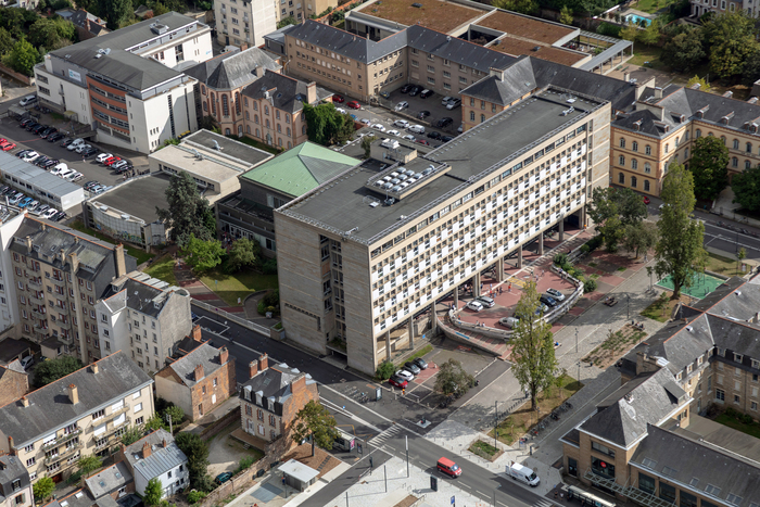Inauguration de la restitution des travaux de rénovation
de la faculté de droit et de science politique