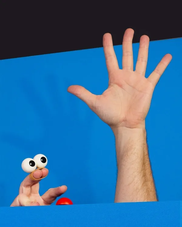 HANDS UP !