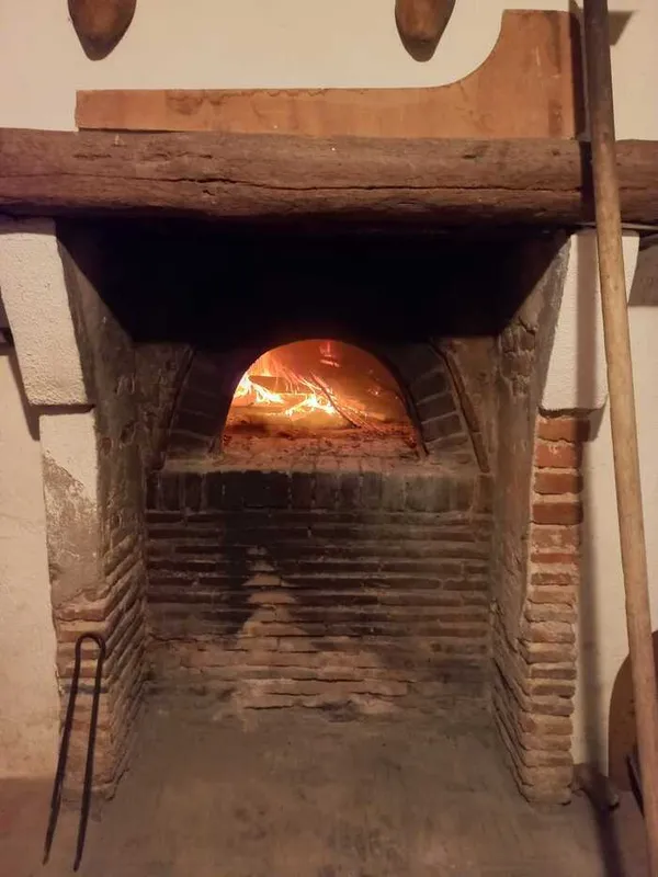 Cuisson de pains au levain dans un four à bois traditionnel