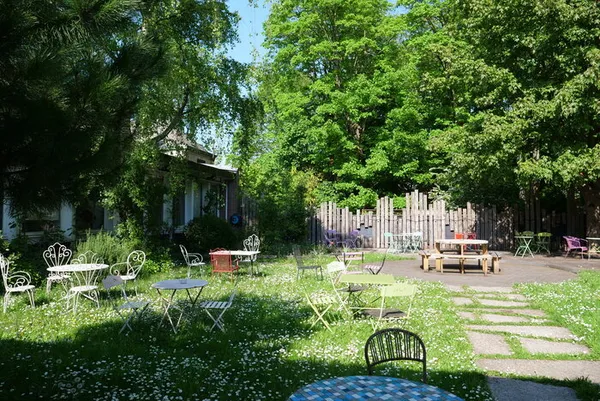 Visite, ateliers et rencontre dans le patio fleuri du Zeppelin