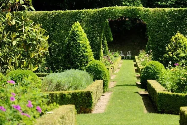 Visites des jardins galants du château de Hac