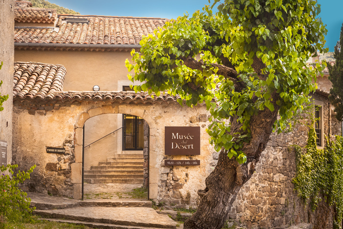 Visite guidée d'une exposition sur l'histoire et la mémoire du protestantisme en Cévennes