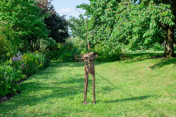 Visite d'une exposition collective d'art contemporain dans un lieu inédit