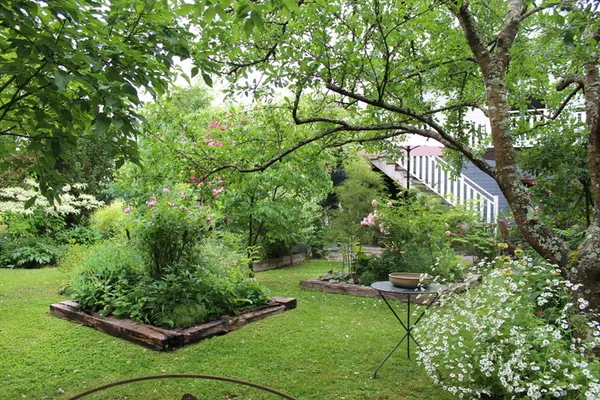 Jardins de roses, d'abeilles et de groseilles : Le Jardin des Dames-Jeannes