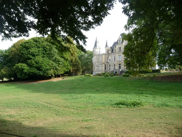 Parcours sensoriel guidé du parc du château de Luanges