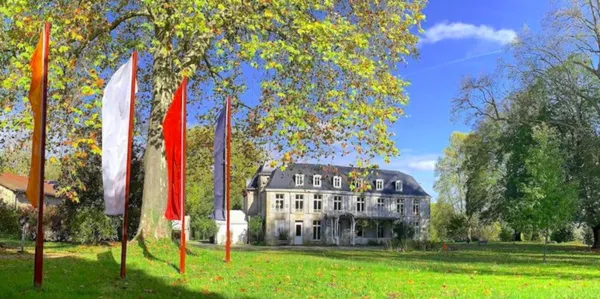 Découvrez le jardin fleuri Ziji et le parc du château du centre bouddhiste européen Dechen Chöling