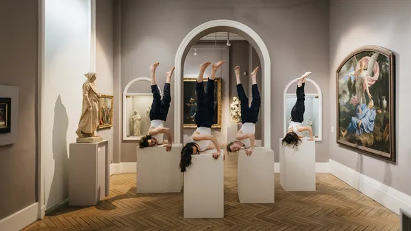 Visite acrobatique du musée