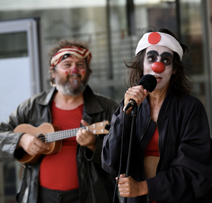 L'archéologie au service des mystères : une visite clownesque