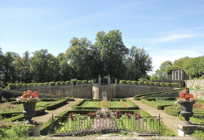 Promenade libre dans le parc d'un château, protégés au titre des monuments historiques